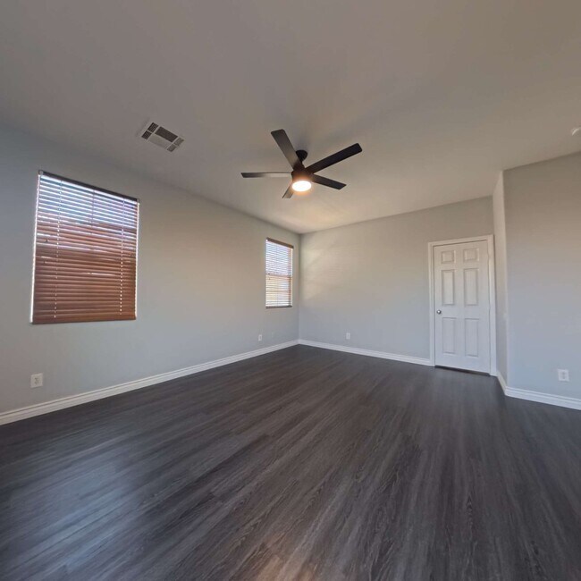 Building Photo - 2Bedroom With Attached Car Garage