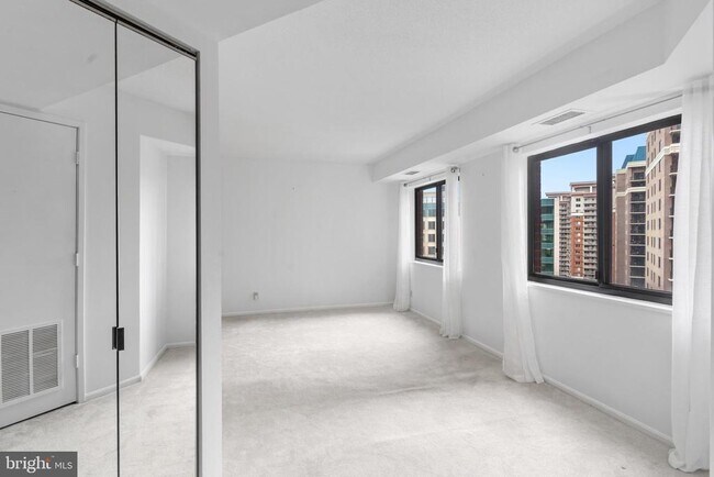 Building Photo - 900 N Stafford St