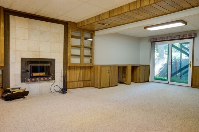 Building Photo - Remodeled Kent East Hill Split level