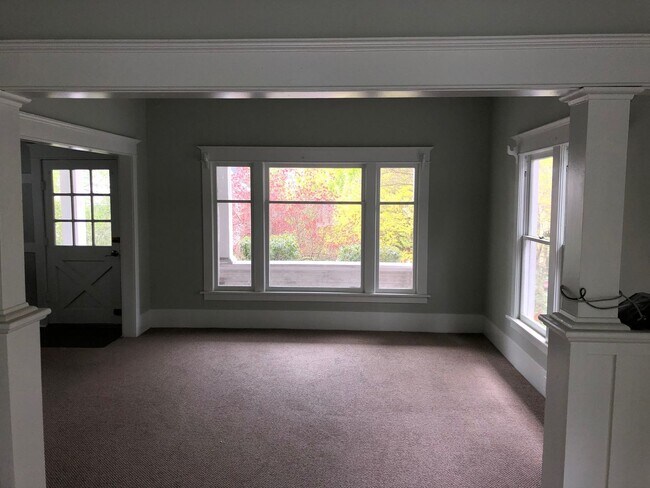 Building Photo - University Duplex