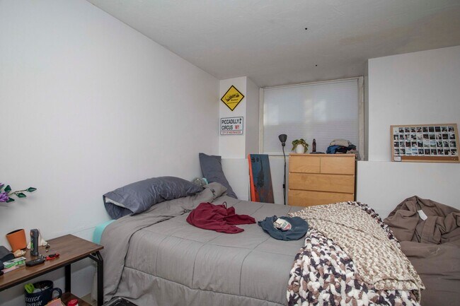 Building Photo - Huge 4 bed 2 bath townhouse near Northeastern with a move in special!
