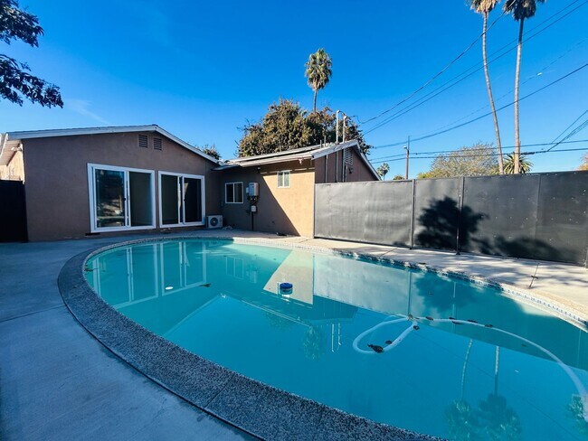 Building Photo - 7358 Balcom Ave