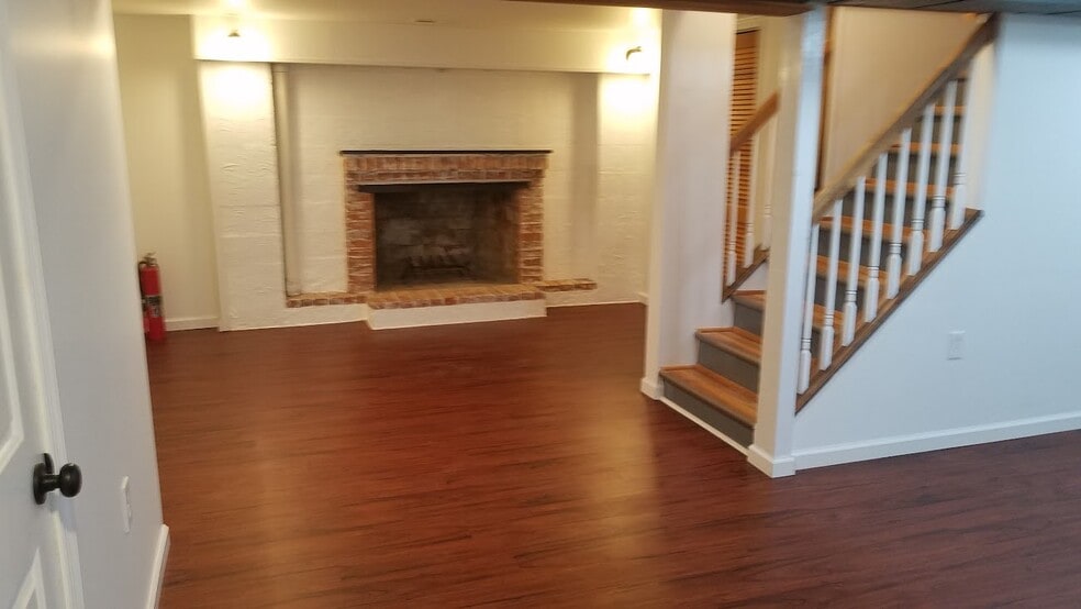 Building Photo - 300 Spring Valley Rd
