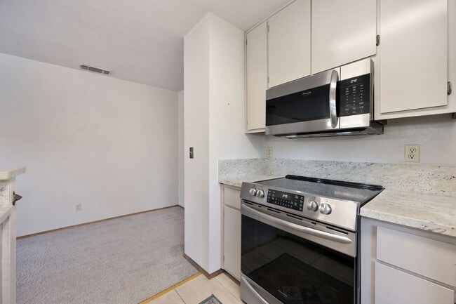 Building Photo - Prime location near downtown, airport, din...