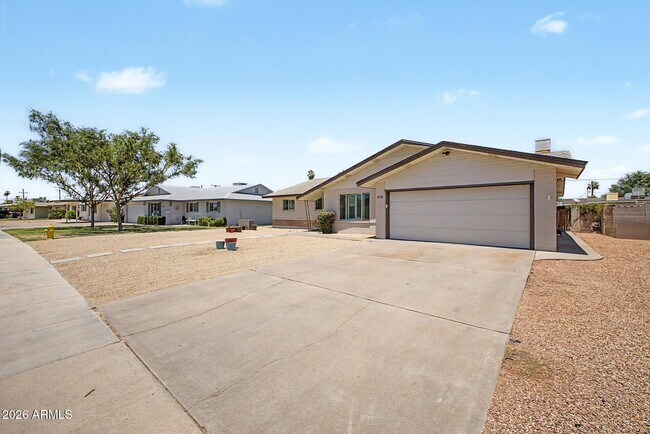 Building Photo - 408 E La Jolla Dr