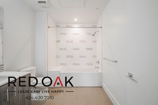 Building Photo - 1331 W 7th St