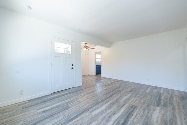 Building Photo - 7512 Woodley Ave