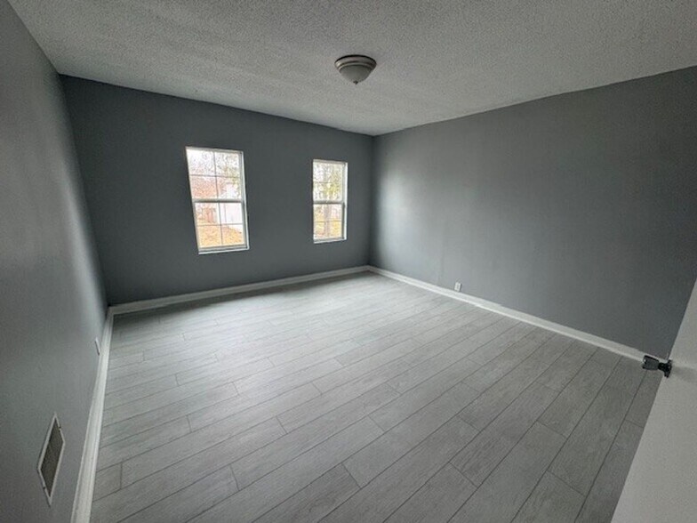 Building Photo - Completely Renovated 3BR/1BA Townhome located close to downtown Indy.
