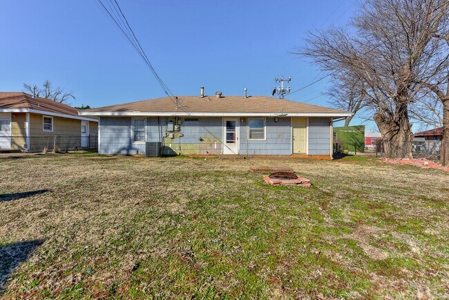 Building Photo - 2144 Pearson Dr