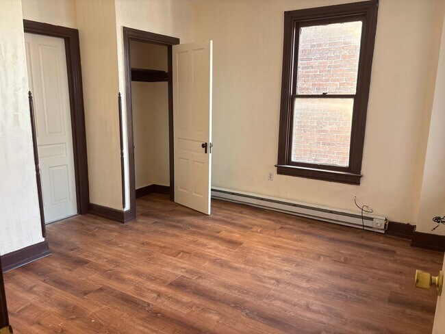 Building Photo - 3 Bedroom 1 Bath Large Rooms-York City SD