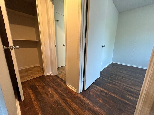 Building Photo - 1 Bedroom, 1 Bath Apartment at the Brookside Apartments!