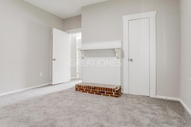 Building Photo - 1703 Pine St