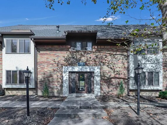 Main Entrance - 652 Olde Towne Ave