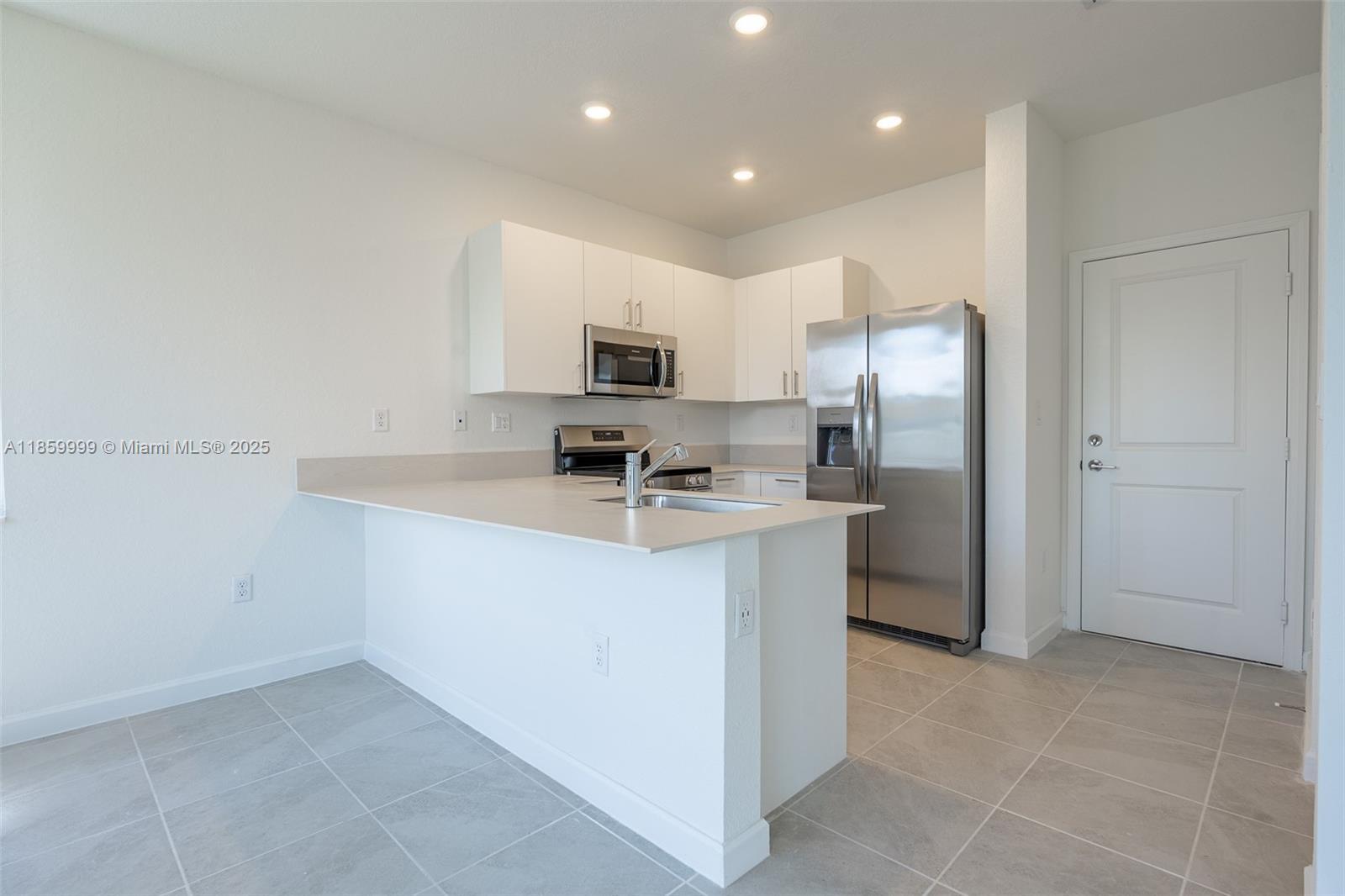 Building Photo - 2637 SE 24th Ct