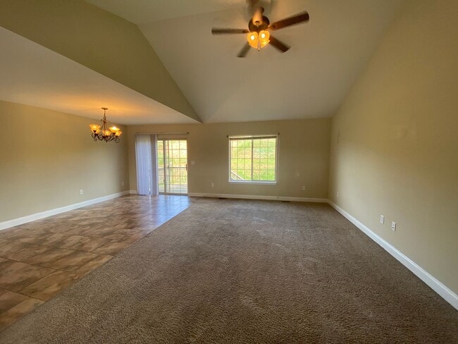Building Photo - 3 bedroom, 3 bathroom home located in Brus...