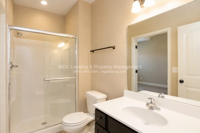Building Photo - Eagle Creek Townhome — Main-Floor Primary Suite
