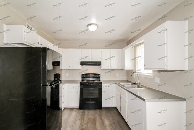 Building Photo - 613 Ramblin Oaks Dr