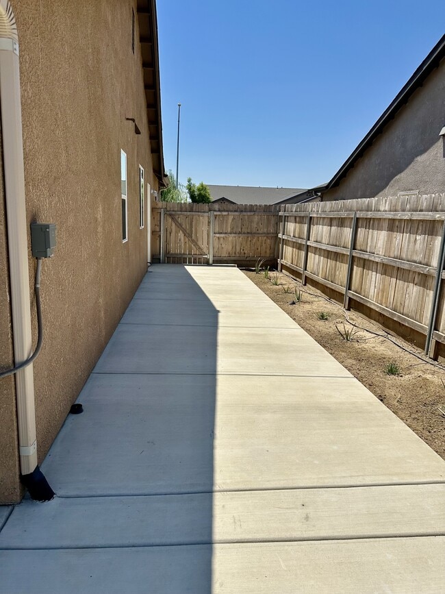 Building Photo - 677 Country Pl