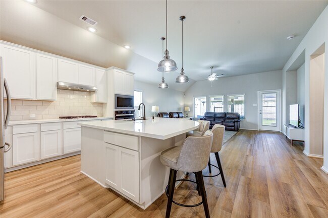 Building Photo - 31416 Cedar Elm Trl