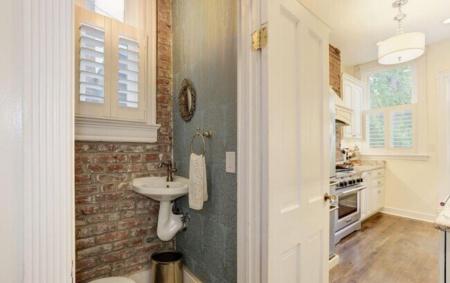 Building Photo - Spacious & Charming Victorian Row House in Burleith-Moments from Georgetown!