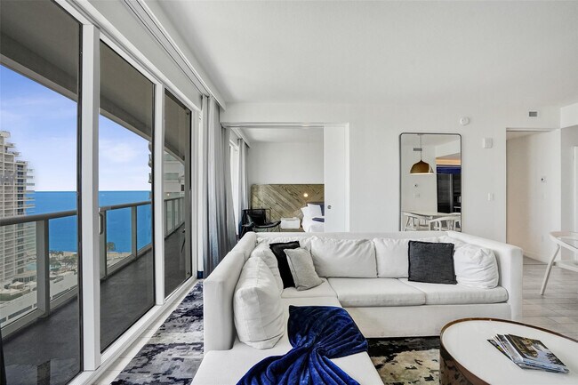 Building Photo - 3101 Bayshore Dr