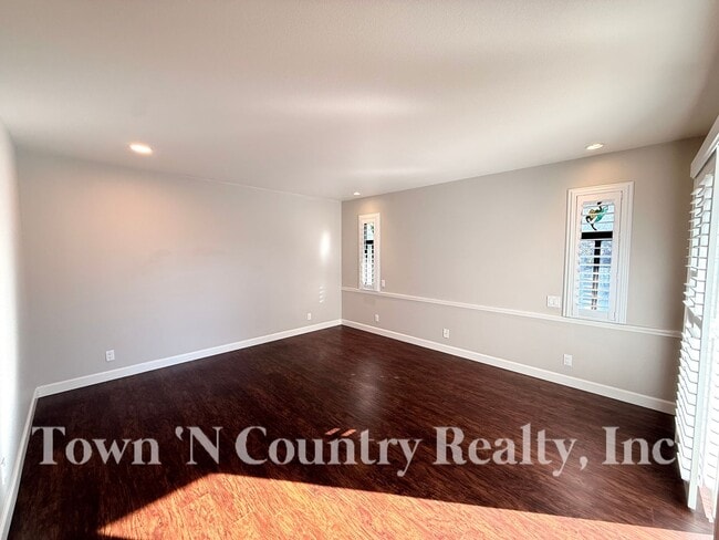 Building Photo - 1198 Loyola Dr