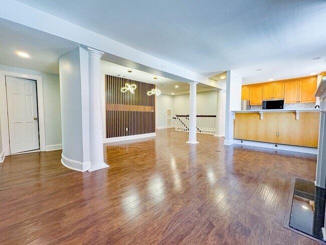 Building Photo - Downtown Living! 2 Bedroom 2 Bath Apartment (No Pets)