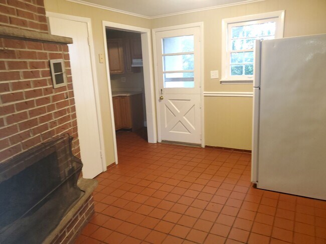 Building Photo - Three Bedroom Two Bathroom Three Fireplaces