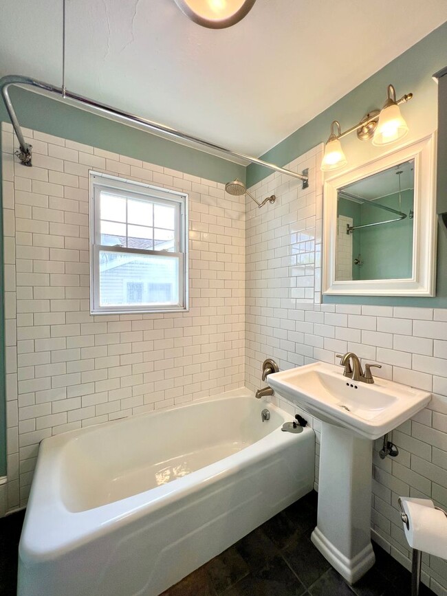 Building Photo - Charming West Asheville Home!