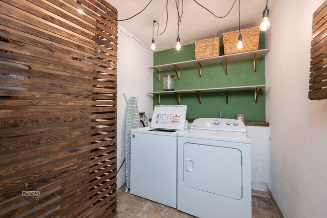 Building Photo - Bright Anchorage Home in Prime Location