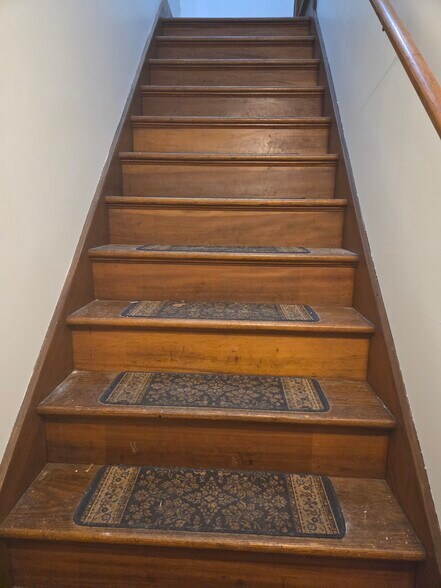 Front entrance - 467 Maplewood Ave