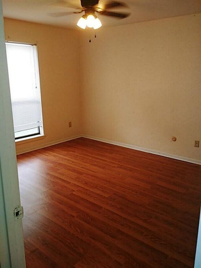 Building Photo - Two Bedroom Condo Near Med Center!
