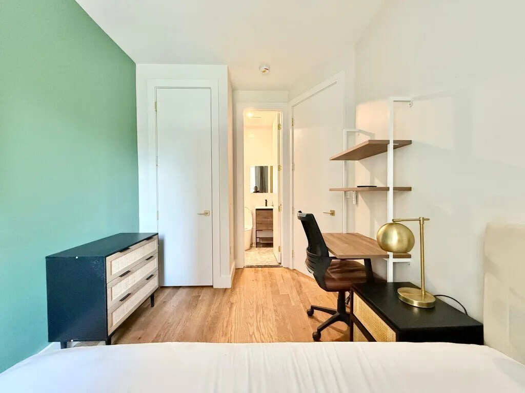 Building Photo - Furnished room/NOT APARTMENT
