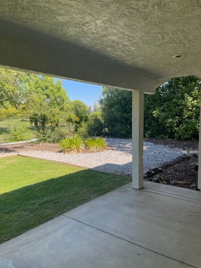 Building Photo - Home on Palo Cedro Golf Course!