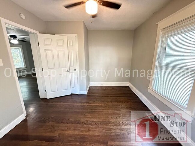 Building Photo - Spacious 3-bedroom, 2-bath house in Kansas...