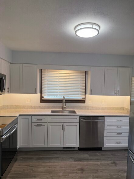Kitchen - 1202 Knollcrest Dr