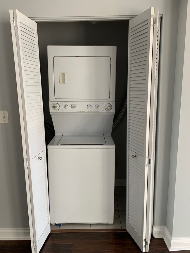 washer/dryer in unit - 2327 S Sawyer Ave