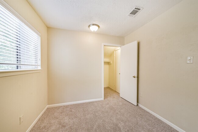 Building Photo - 3 Hedgebell Ct