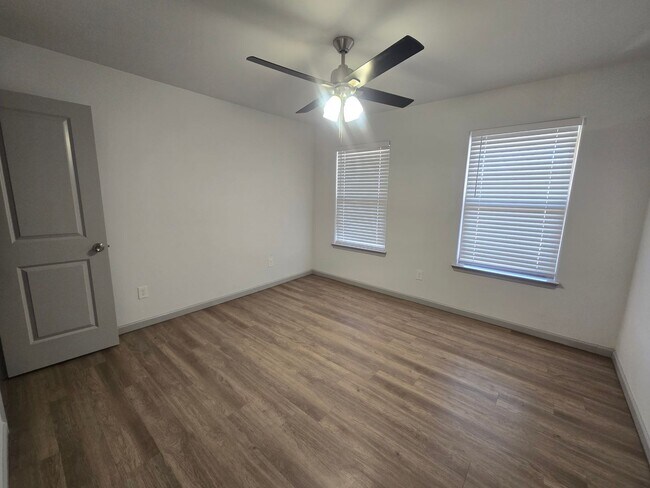 Building Photo - Spacious 4/3/2 Home with Modern Finishes and Great Location