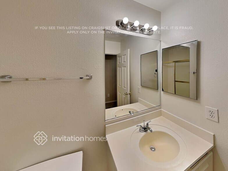 Building Photo - 12808 N Main St