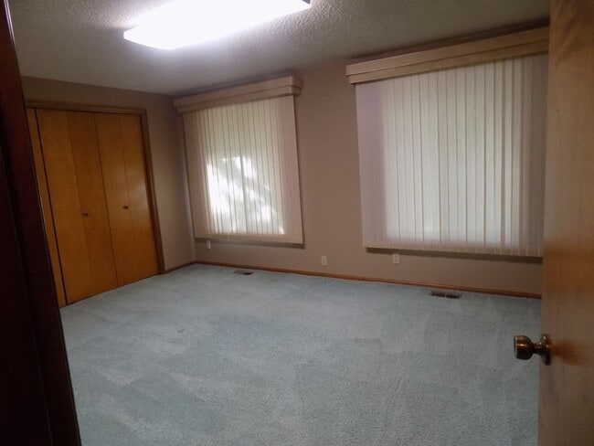 Building Photo - Beautiful Three Bedroom Home With Additional Space