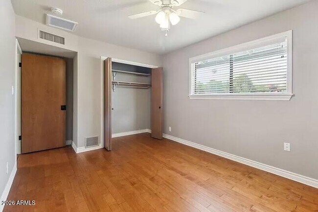 Building Photo - 3013 S Fairway Dr