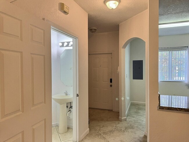 Building Photo - 8833 S Isles Cir