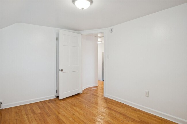 Building Photo - Redford - 3 Bedroom - $1,400/month
