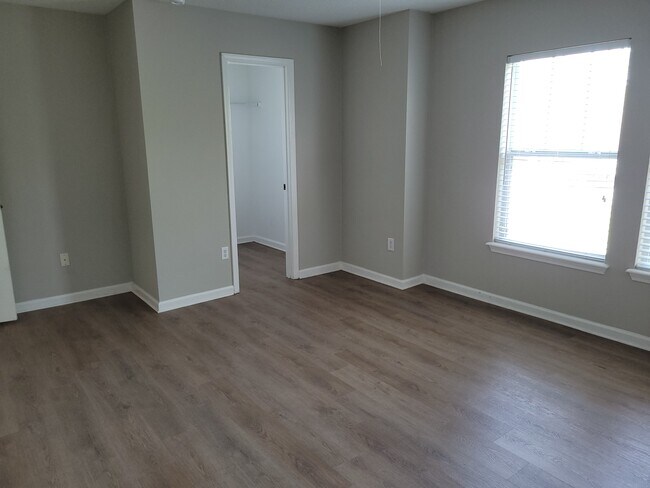 Building Photo - 301 Cherry Way