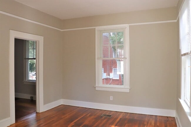 Building Photo - Carefree living with this 1-bedroom beauty...