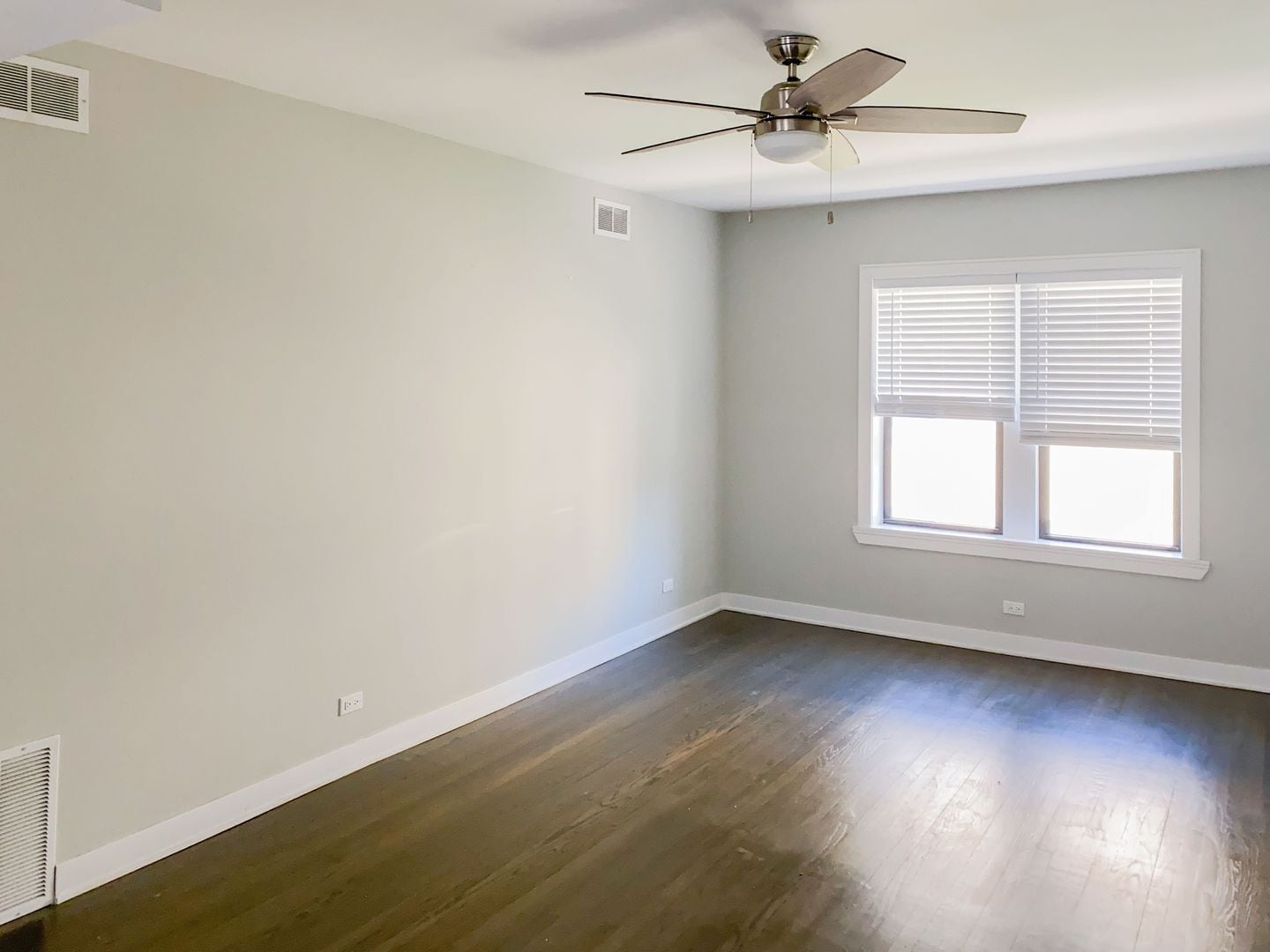 Building Photo - 1954 W Wilson Ave