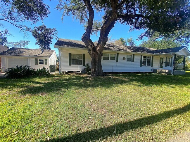 Building Photo - 3BR/2BA Home with Garage in an Established Lake Charles Neighborhood