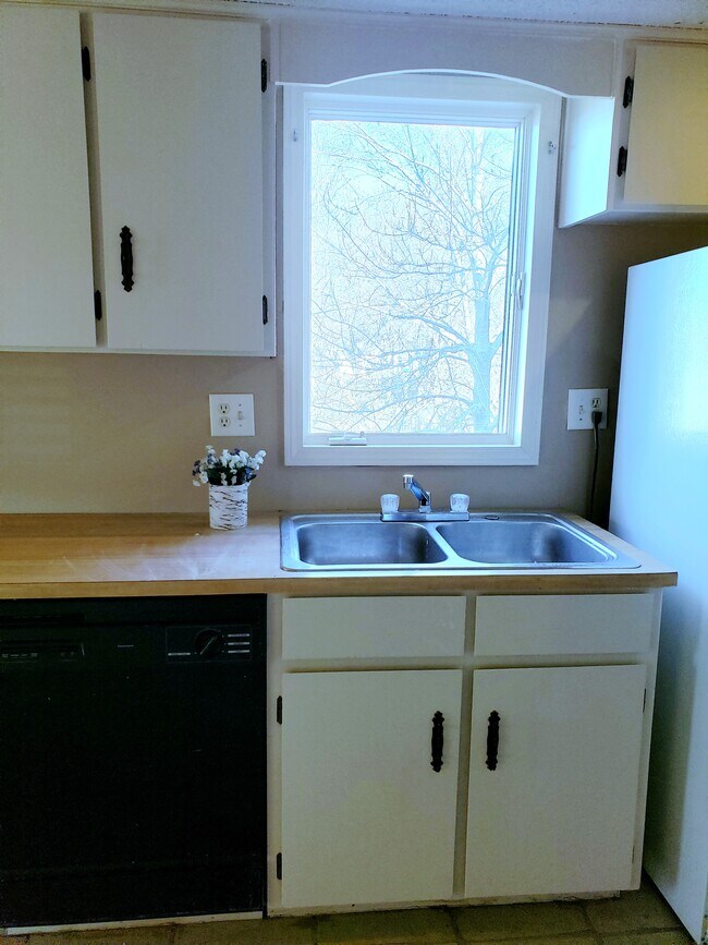 Building Photo - 8 NE 62nd Pl