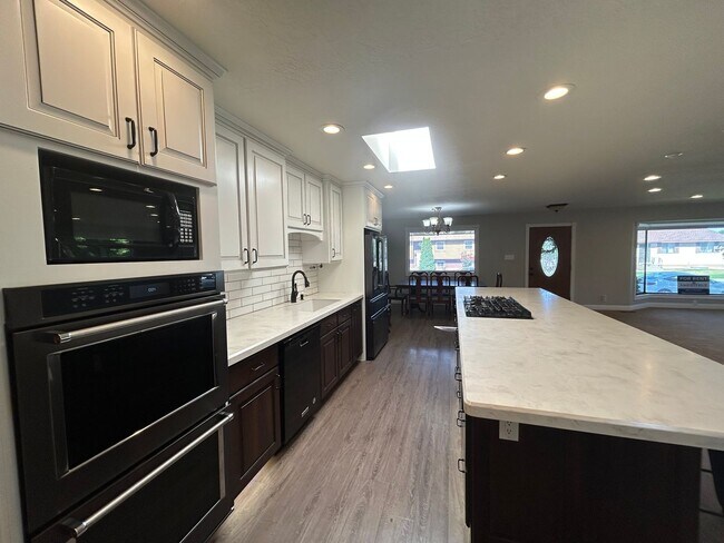 Building Photo - 428 200 E